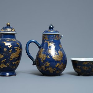 A Chinese gilt-decorated powder blue cream jug, a tea caddy and a tea bowl with roosters, Yongzheng — 照片 1