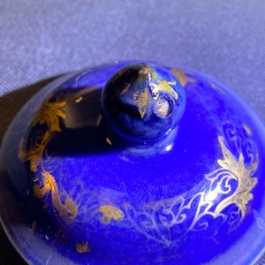 A Chinese gilt-decorated powder blue cream jug, a tea caddy and a tea bowl with roosters, Yongzheng — 照片 12