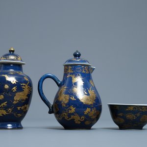 A Chinese gilt-decorated powder blue cream jug, a tea caddy and a tea bowl with roosters, Yongzheng — 照片 2
