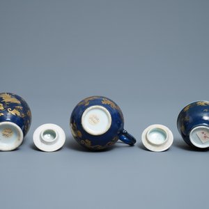 A Chinese gilt-decorated powder blue cream jug, a tea caddy and a tea bowl with roosters, Yongzheng — 照片 7