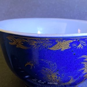 A Chinese gilt-decorated powder blue cream jug, a tea caddy and a tea bowl with roosters, Yongzheng — 照片 9