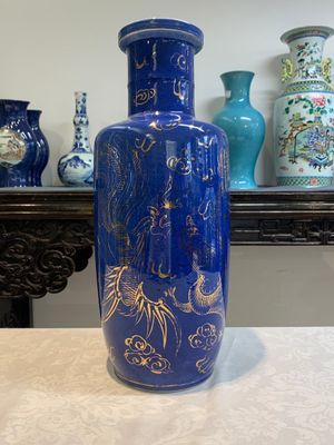 A Chinese gilt-decorated powder-blue 'dragon and phoenix' rouleau vase, 19th C. — photo 1