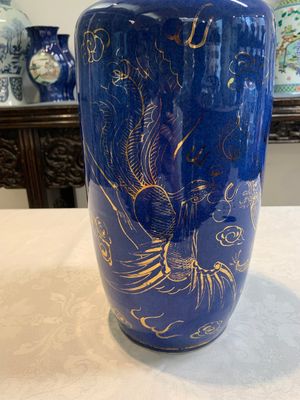 A Chinese gilt-decorated powder-blue 'dragon and phoenix' rouleau vase, 19th C. — photo 11