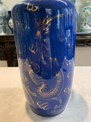 A Chinese gilt-decorated powder-blue 'dragon and phoenix' rouleau vase, 19th C. — photo 12