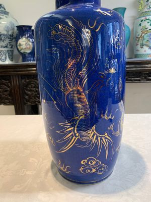 A Chinese gilt-decorated powder-blue 'dragon and phoenix' rouleau vase, 19th C. — photo 13