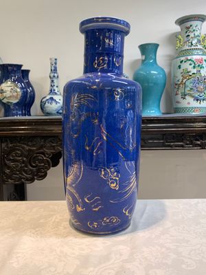 A Chinese gilt-decorated powder-blue 'dragon and phoenix' rouleau vase, 19th C. — photo 2
