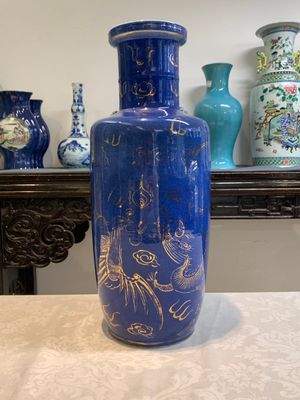 A Chinese gilt-decorated powder-blue 'dragon and phoenix' rouleau vase, 19th C. — photo 3