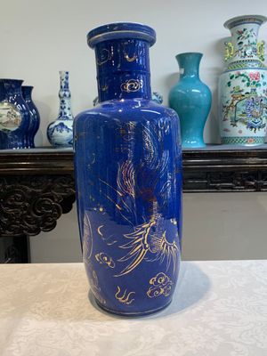 A Chinese gilt-decorated powder-blue 'dragon and phoenix' rouleau vase, 19th C. — photo 4