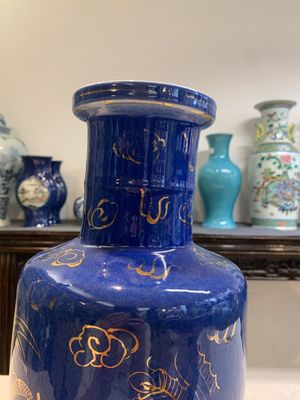 A Chinese gilt-decorated powder-blue 'dragon and phoenix' rouleau vase, 19th C. — photo 8