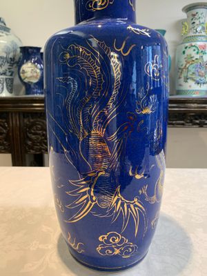 A Chinese gilt-decorated powder-blue 'dragon and phoenix' rouleau vase, 19th C. — photo 9