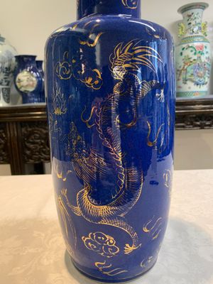 A Chinese gilt-decorated powder-blue 'dragon and phoenix' rouleau vase, 19th C. — photo 10