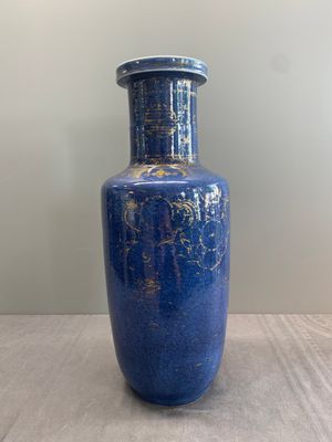A Chinese gilt-decorated powder blue 'dragon and phoenix' rouleau vase, Kangxi — photo 4