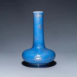 A Chinese gilt-decorated powder blue-ground bottle vase, Kangxi mark, 19th C. — 照片 4