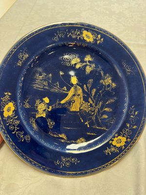 A Chinese gilt-decorated powder-blue-ground 'Elegant Beauty and Boy' dish, Kangxi — 照片 1