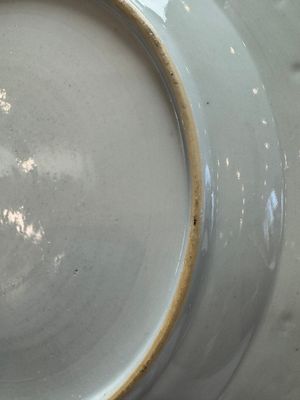 A Chinese gilt-decorated powder-blue-ground 'Elegant Beauty and Boy' dish, Kangxi — 照片 11