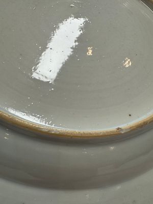A Chinese gilt-decorated powder-blue-ground 'Elegant Beauty and Boy' dish, Kangxi — 照片 12