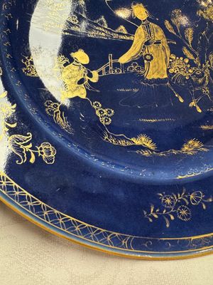 A Chinese gilt-decorated powder-blue-ground 'Elegant Beauty and Boy' dish, Kangxi — 照片 2