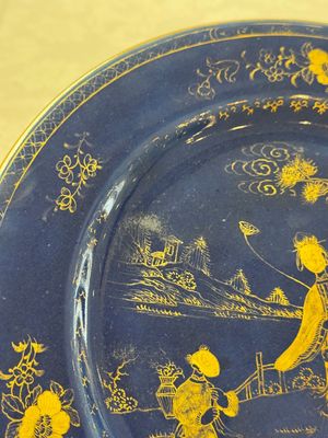 A Chinese gilt-decorated powder-blue-ground 'Elegant Beauty and Boy' dish, Kangxi — 照片 3