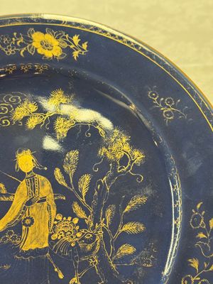 A Chinese gilt-decorated powder-blue-ground 'Elegant Beauty and Boy' dish, Kangxi — 照片 4