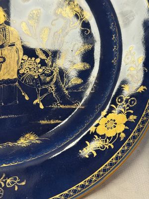 A Chinese gilt-decorated powder-blue-ground 'Elegant Beauty and Boy' dish, Kangxi — 照片 5