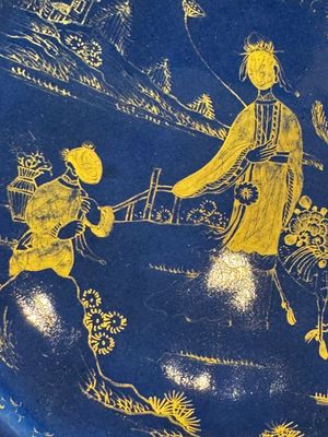 A Chinese gilt-decorated powder-blue-ground 'Elegant Beauty and Boy' dish, Kangxi — 照片 6