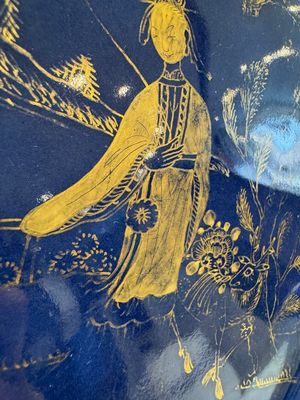 A Chinese gilt-decorated powder-blue-ground 'Elegant Beauty and Boy' dish, Kangxi — 照片 7