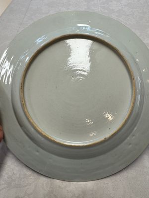 A Chinese gilt-decorated powder-blue-ground 'Elegant Beauty and Boy' dish, Kangxi — 照片 8