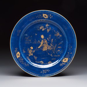 A Chinese gilt-decorated powder-blue-ground 'Elegant Beauty and Boy' dish, Kangxi — 照片 1