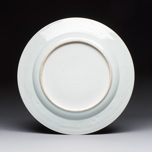 A Chinese gilt-decorated powder-blue-ground 'Elegant Beauty and Boy' dish, Kangxi — 照片 2