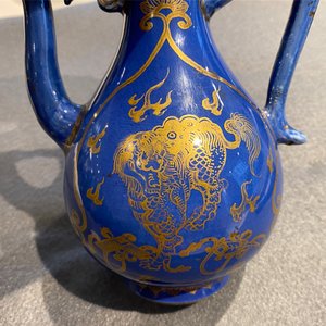 A Chinese gilt-decorated powder blue-ground jug with mythical beasts, Kangxi — 照片 13