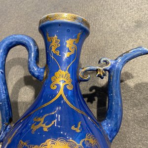 A Chinese gilt-decorated powder blue-ground jug with mythical beasts, Kangxi — 照片 15