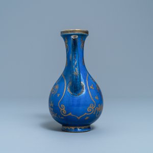 A Chinese gilt-decorated powder blue-ground jug with mythical beasts, Kangxi — 照片 5