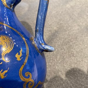 A Chinese gilt-decorated powder blue-ground jug with mythical beasts, Kangxi — 照片 10