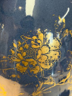A Chinese gilt-decorated powder-blue-ground 'Phoenix among Blossoming Branches' vase, Qianlong — photo 3