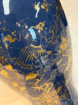 A Chinese gilt-decorated powder-blue-ground 'Phoenix among Blossoming Branches' vase, Qianlong — photo 4