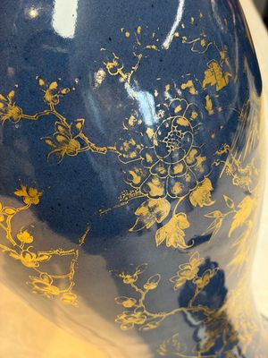 A Chinese gilt-decorated powder-blue-ground 'Phoenix among Blossoming Branches' vase, Qianlong — photo 5