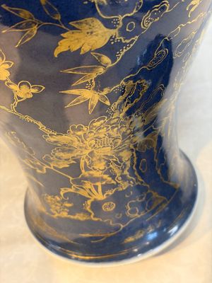 A Chinese gilt-decorated powder-blue-ground 'Phoenix among Blossoming Branches' vase, Qianlong — photo 6