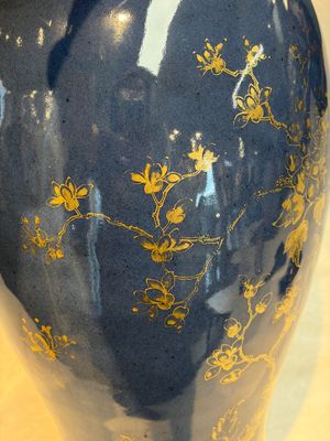 A Chinese gilt-decorated powder-blue-ground 'Phoenix among Blossoming Branches' vase, Qianlong — photo 8