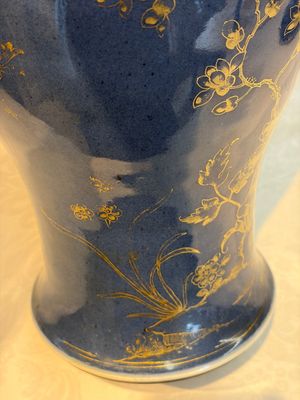 A Chinese gilt-decorated powder-blue-ground 'Phoenix among Blossoming Branches' vase, Qianlong — photo 9