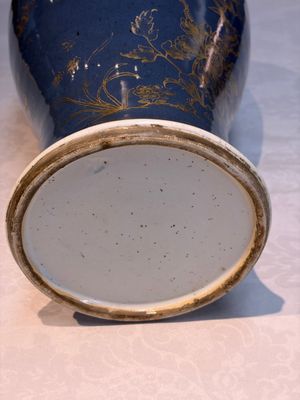 A Chinese gilt-decorated powder-blue-ground 'Phoenix among Blossoming Branches' vase, Qianlong — photo 10