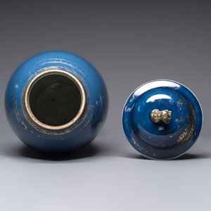 A Chinese gilt-decorated powder-blue-ground 'Phoenix among Blossoming Branches' vase, Qianlong — photo 5