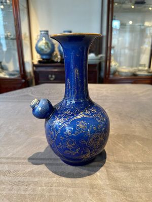 A Chinese gilt-decorated powder-blue kendi with floral design, Kangxi — foto 1
