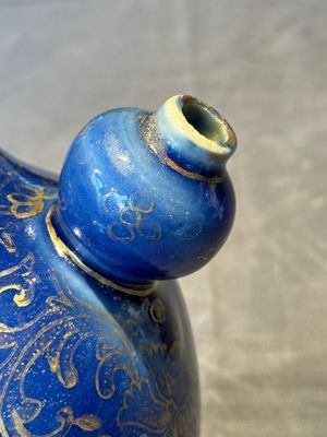 A Chinese gilt-decorated powder-blue kendi with floral design, Kangxi — foto 11