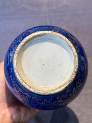 A Chinese gilt-decorated powder-blue kendi with floral design, Kangxi — foto 12