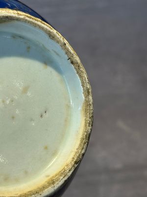 A Chinese gilt-decorated powder-blue kendi with floral design, Kangxi — foto 13