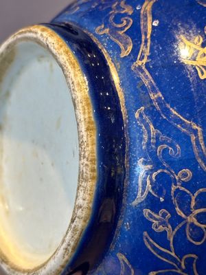 A Chinese gilt-decorated powder-blue kendi with floral design, Kangxi — foto 14
