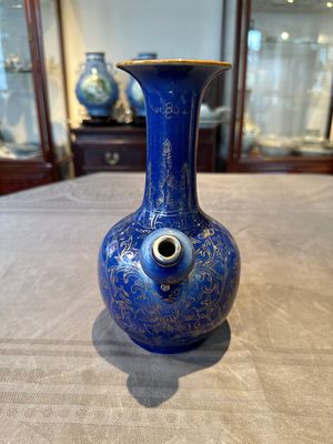 A Chinese gilt-decorated powder-blue kendi with floral design, Kangxi — foto 2