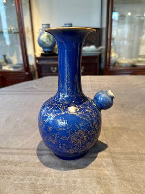 A Chinese gilt-decorated powder-blue kendi with floral design, Kangxi — foto 3