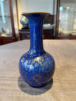A Chinese gilt-decorated powder-blue kendi with floral design, Kangxi — foto 4
