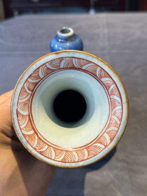 A Chinese gilt-decorated powder-blue kendi with floral design, Kangxi — foto 5